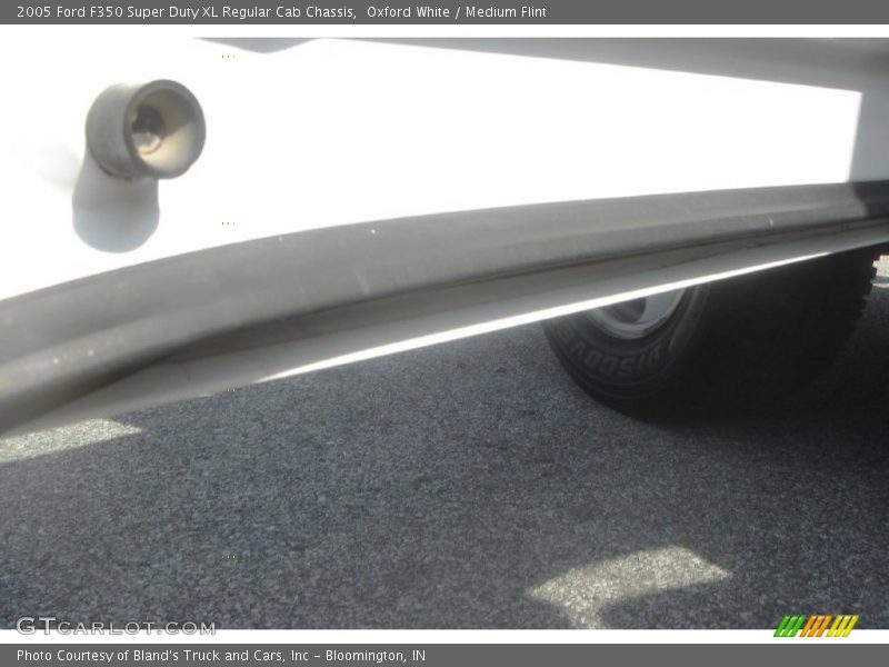 Oxford White / Medium Flint 2005 Ford F350 Super Duty XL Regular Cab Chassis