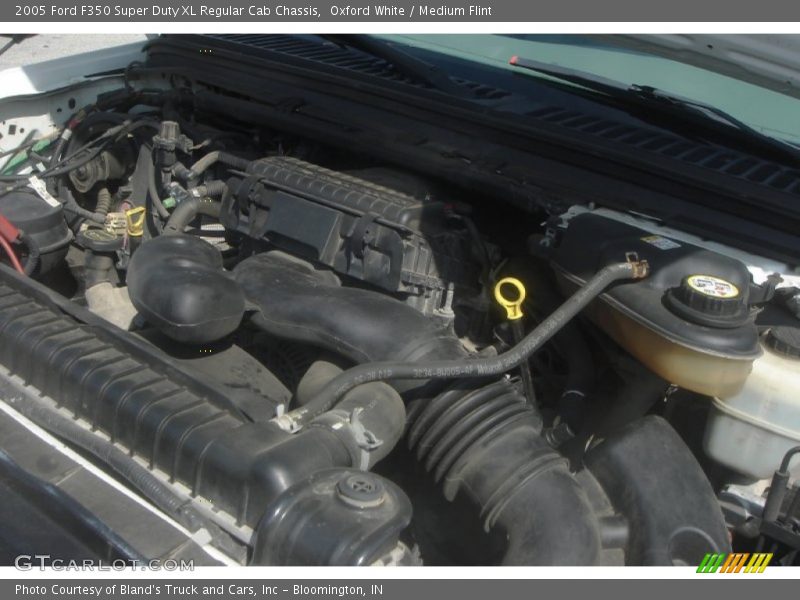 Oxford White / Medium Flint 2005 Ford F350 Super Duty XL Regular Cab Chassis