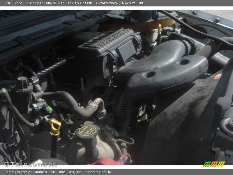 Oxford White / Medium Flint 2005 Ford F350 Super Duty XL Regular Cab Chassis