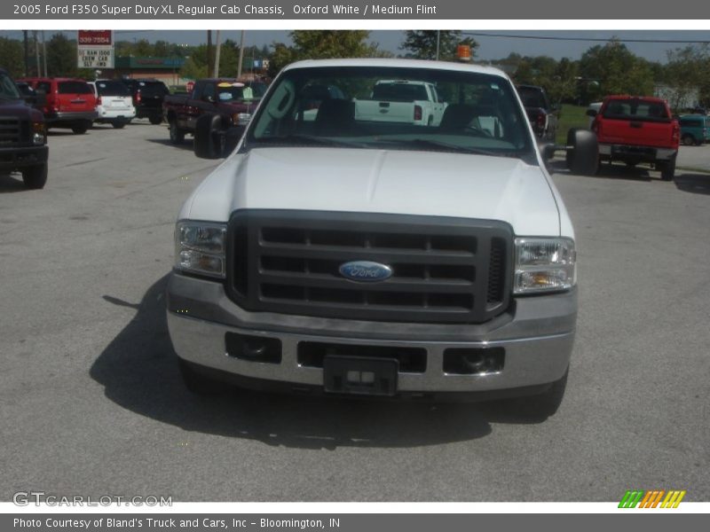 Oxford White / Medium Flint 2005 Ford F350 Super Duty XL Regular Cab Chassis