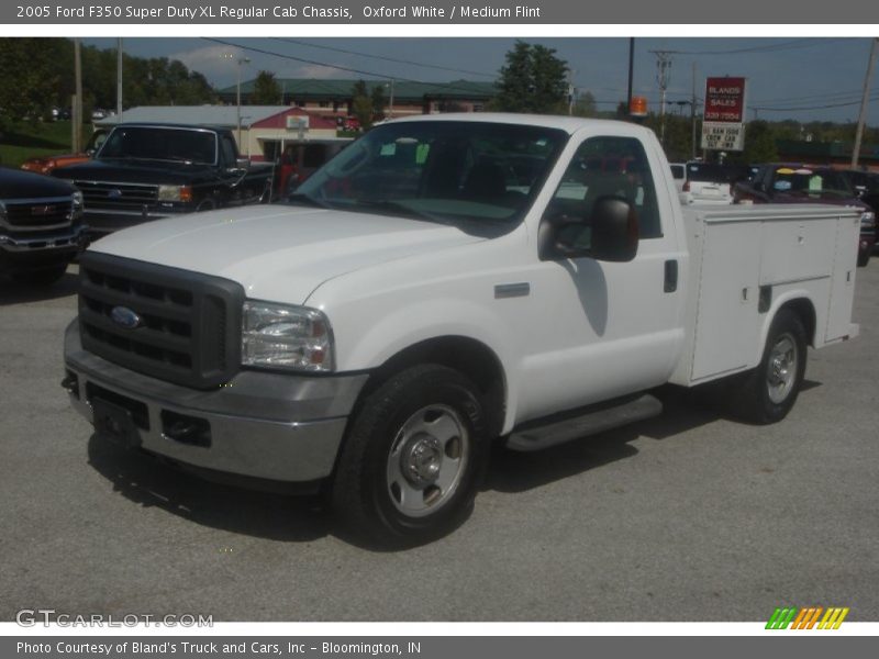 Oxford White / Medium Flint 2005 Ford F350 Super Duty XL Regular Cab Chassis