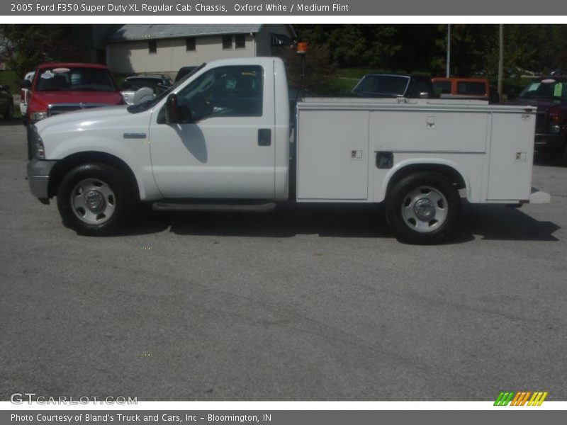 Oxford White / Medium Flint 2005 Ford F350 Super Duty XL Regular Cab Chassis