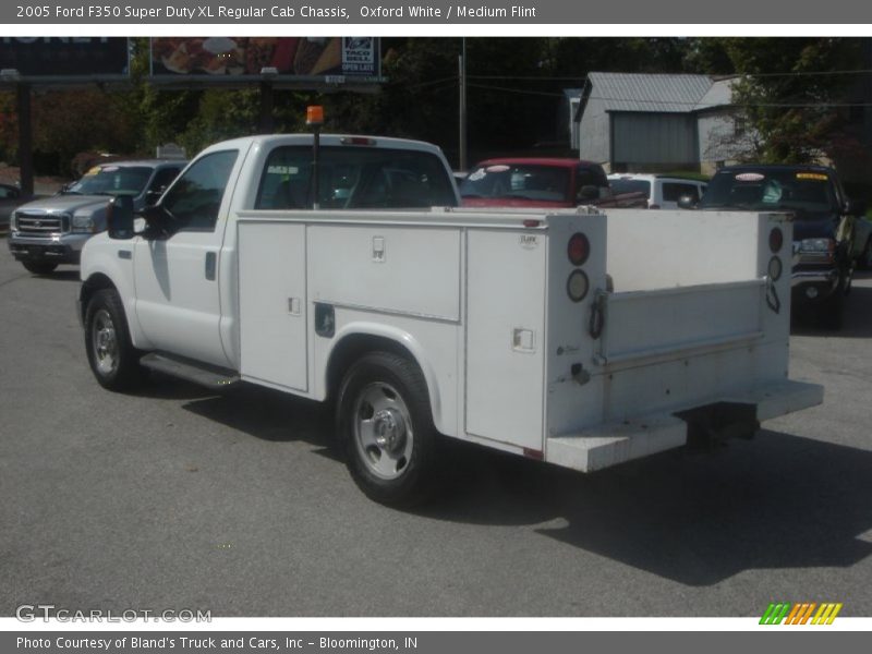 Oxford White / Medium Flint 2005 Ford F350 Super Duty XL Regular Cab Chassis