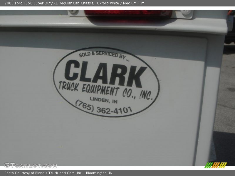 Oxford White / Medium Flint 2005 Ford F350 Super Duty XL Regular Cab Chassis