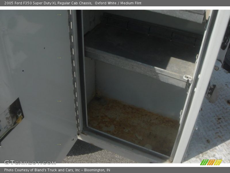 Oxford White / Medium Flint 2005 Ford F350 Super Duty XL Regular Cab Chassis