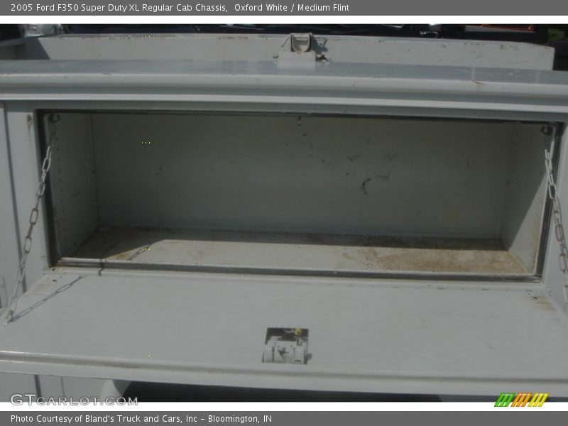 Oxford White / Medium Flint 2005 Ford F350 Super Duty XL Regular Cab Chassis