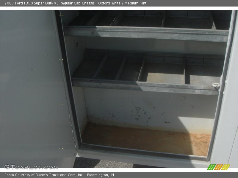 Oxford White / Medium Flint 2005 Ford F350 Super Duty XL Regular Cab Chassis