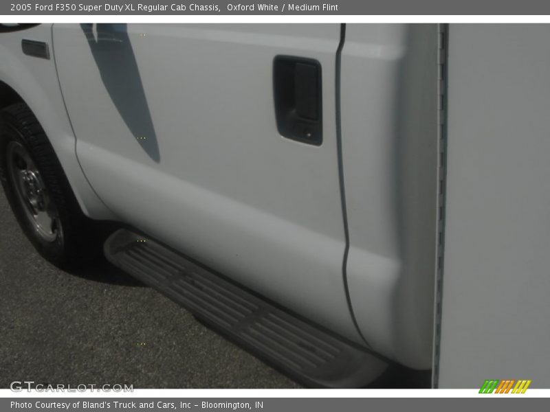 Oxford White / Medium Flint 2005 Ford F350 Super Duty XL Regular Cab Chassis