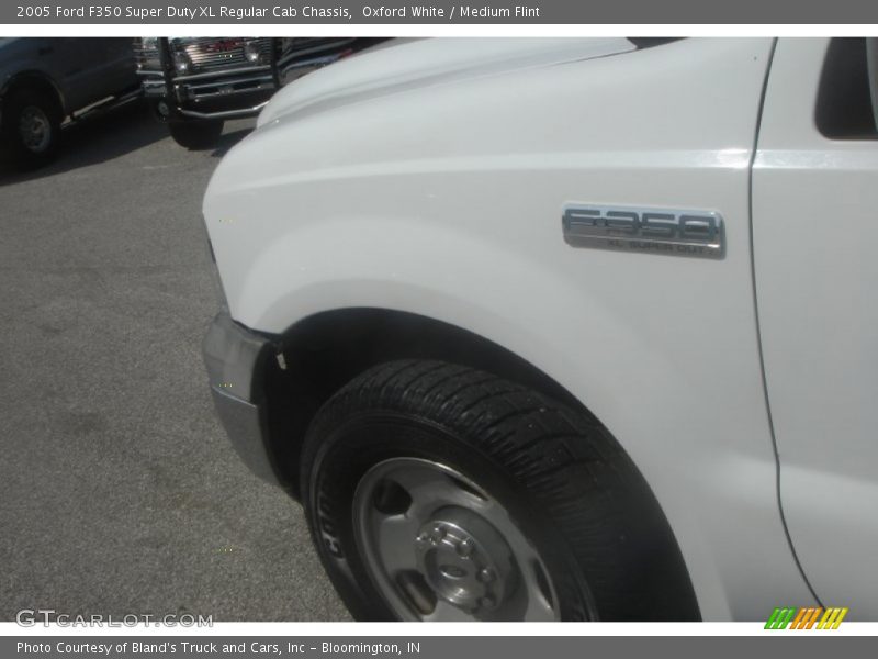 Oxford White / Medium Flint 2005 Ford F350 Super Duty XL Regular Cab Chassis