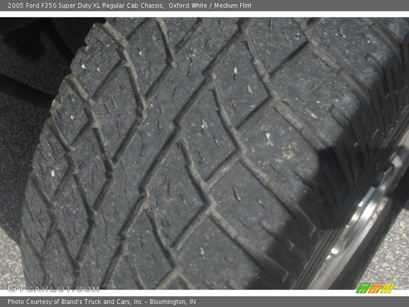 Oxford White / Medium Flint 2005 Ford F350 Super Duty XL Regular Cab Chassis
