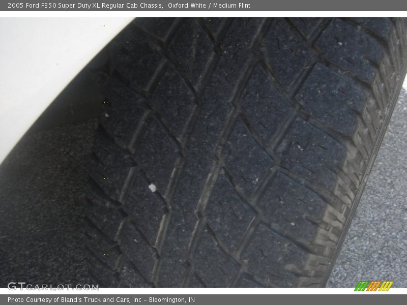 Oxford White / Medium Flint 2005 Ford F350 Super Duty XL Regular Cab Chassis