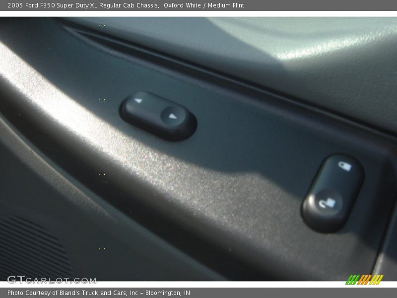 Oxford White / Medium Flint 2005 Ford F350 Super Duty XL Regular Cab Chassis