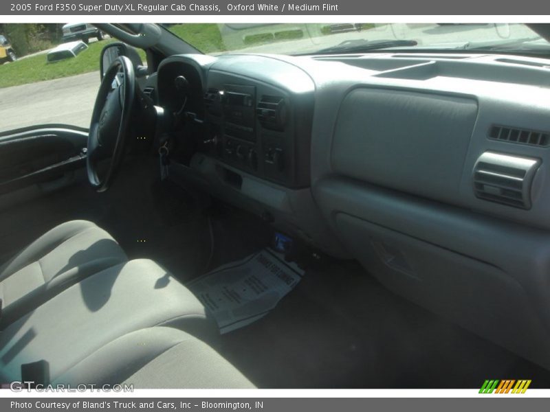 Oxford White / Medium Flint 2005 Ford F350 Super Duty XL Regular Cab Chassis