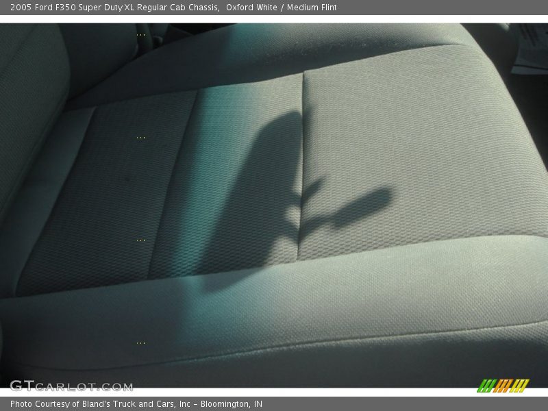 Oxford White / Medium Flint 2005 Ford F350 Super Duty XL Regular Cab Chassis
