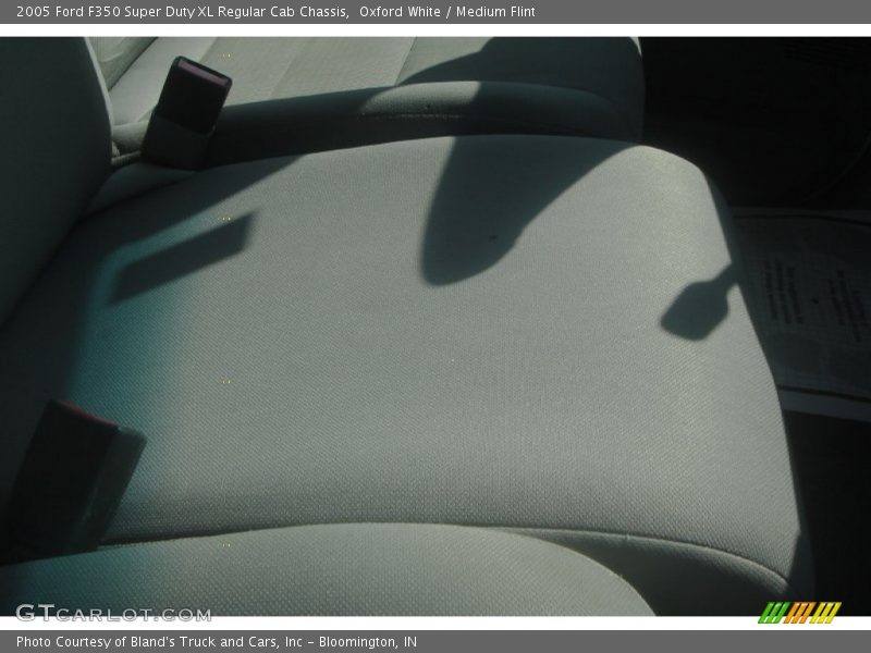 Oxford White / Medium Flint 2005 Ford F350 Super Duty XL Regular Cab Chassis