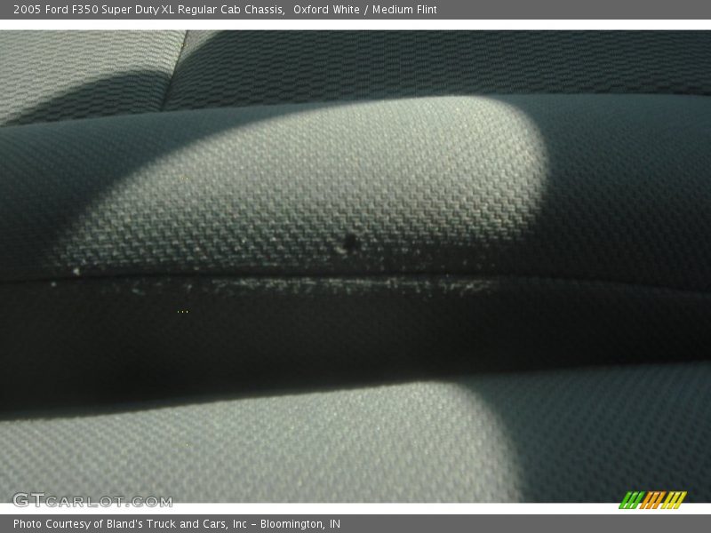 Oxford White / Medium Flint 2005 Ford F350 Super Duty XL Regular Cab Chassis