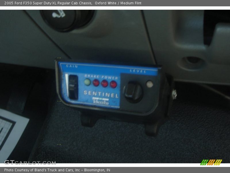 Oxford White / Medium Flint 2005 Ford F350 Super Duty XL Regular Cab Chassis