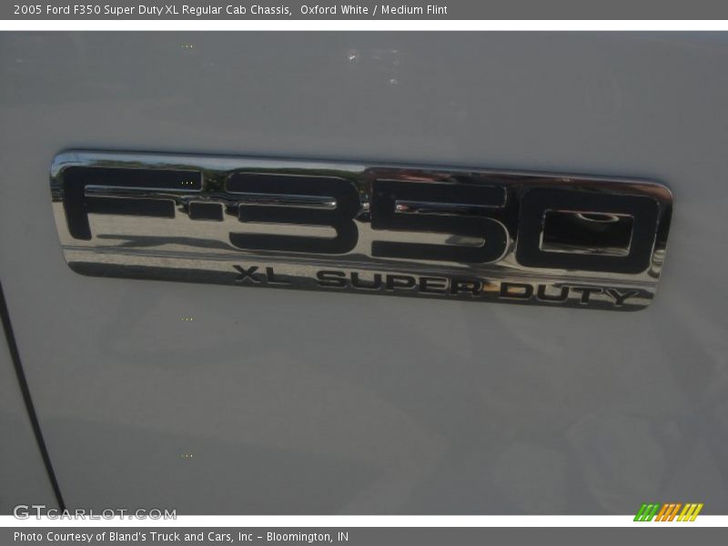 Oxford White / Medium Flint 2005 Ford F350 Super Duty XL Regular Cab Chassis