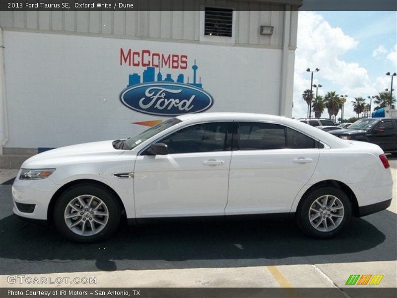 Oxford White / Dune 2013 Ford Taurus SE