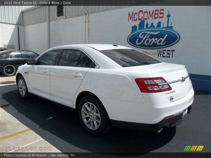 Oxford White / Dune 2013 Ford Taurus SE