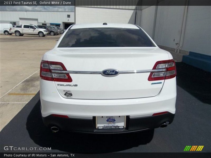 Oxford White / Dune 2013 Ford Taurus SE