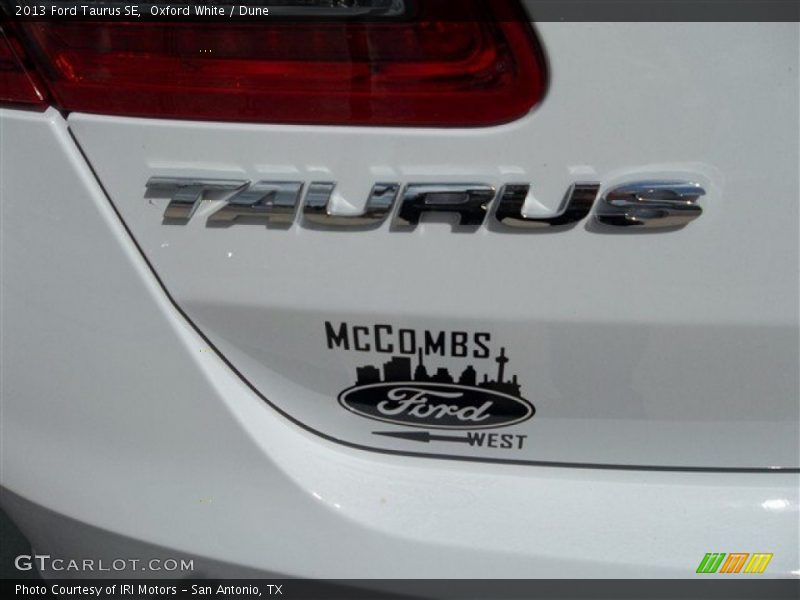 Oxford White / Dune 2013 Ford Taurus SE