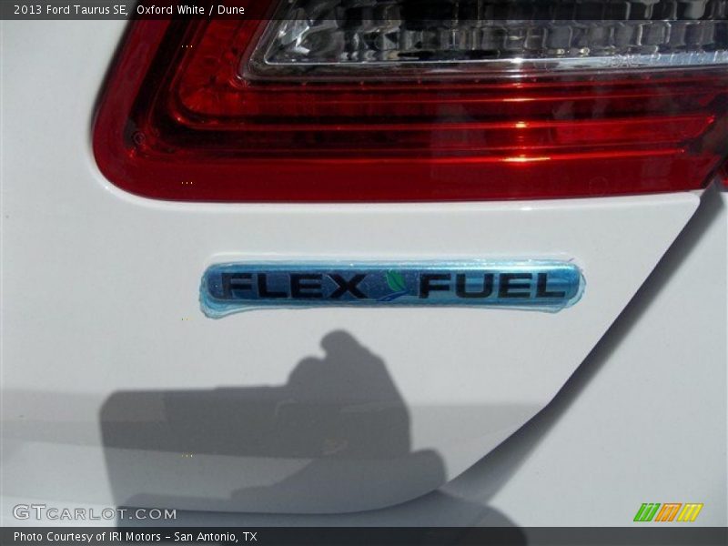 Oxford White / Dune 2013 Ford Taurus SE