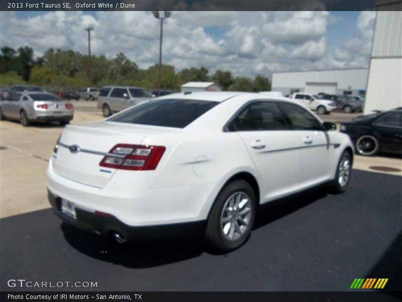 Oxford White / Dune 2013 Ford Taurus SE
