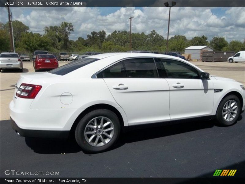 Oxford White / Dune 2013 Ford Taurus SE