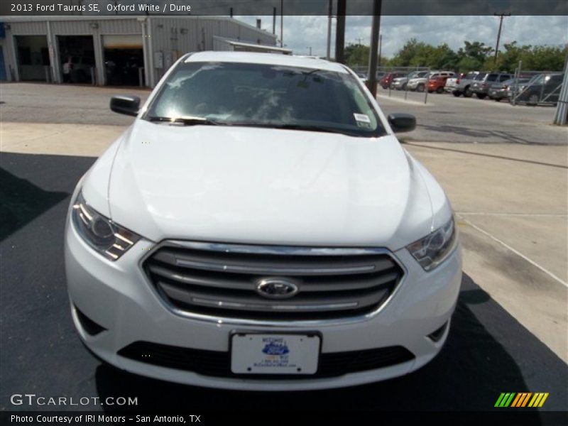 Oxford White / Dune 2013 Ford Taurus SE