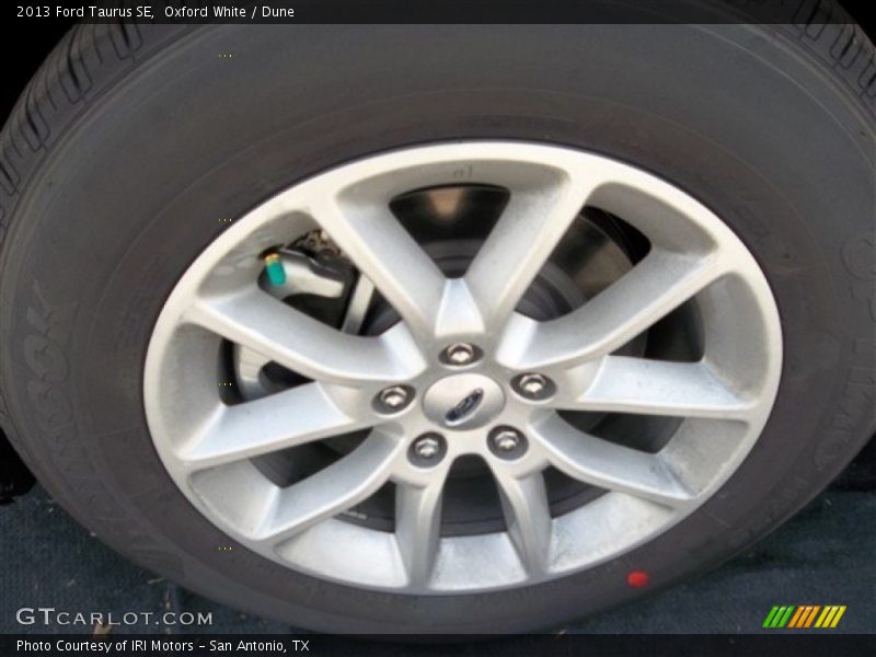 Oxford White / Dune 2013 Ford Taurus SE
