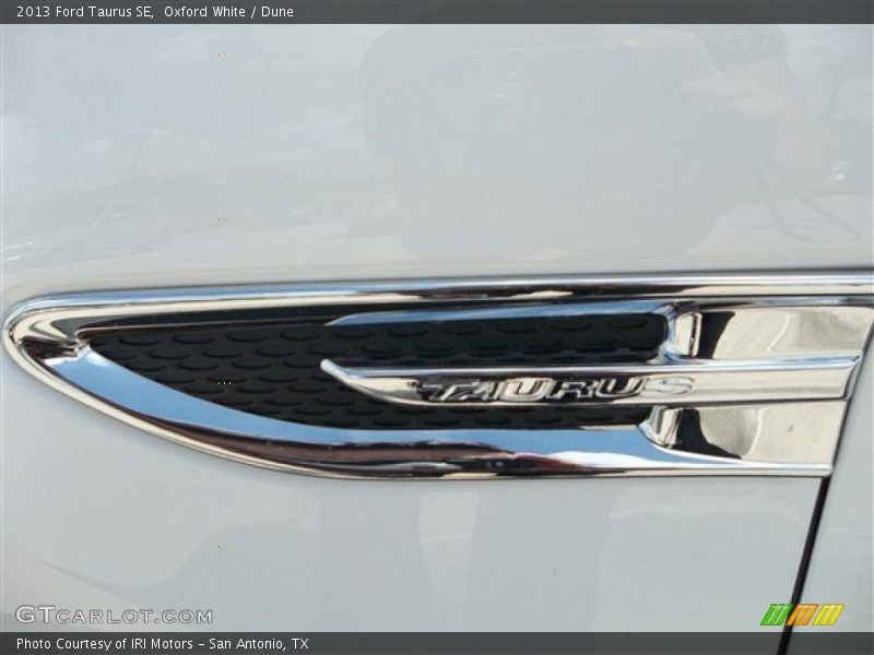 Oxford White / Dune 2013 Ford Taurus SE