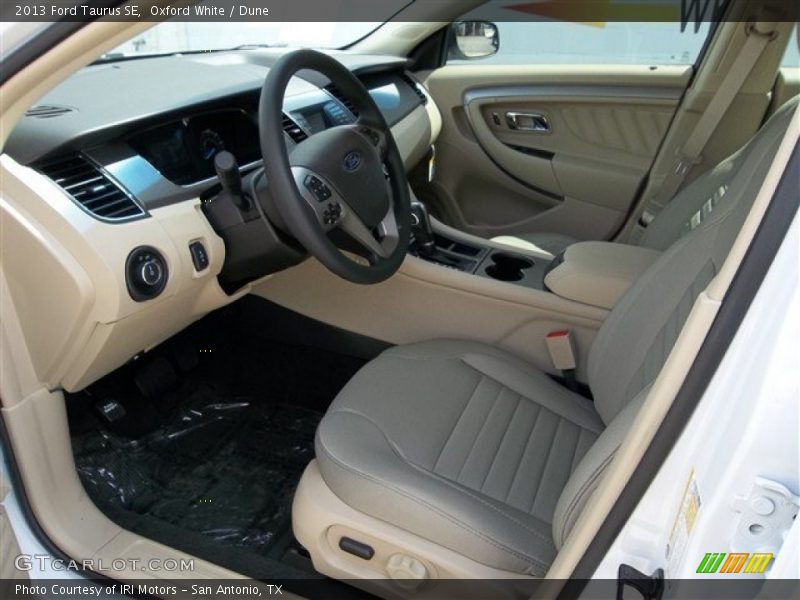 Oxford White / Dune 2013 Ford Taurus SE