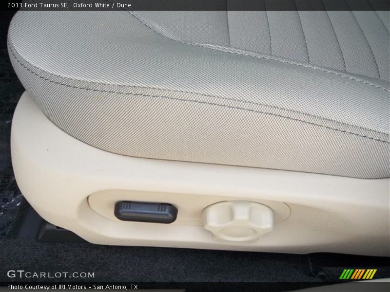 Oxford White / Dune 2013 Ford Taurus SE