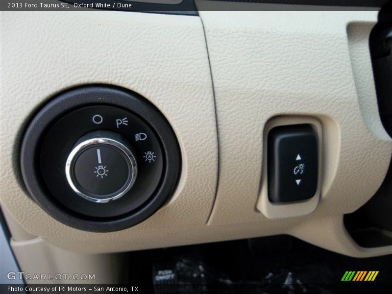 Oxford White / Dune 2013 Ford Taurus SE