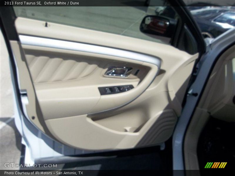 Oxford White / Dune 2013 Ford Taurus SE