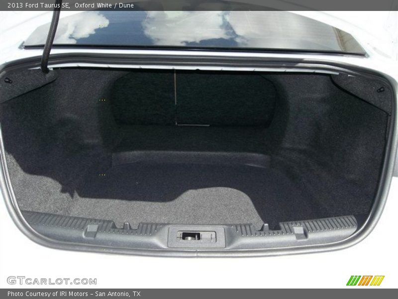 Oxford White / Dune 2013 Ford Taurus SE