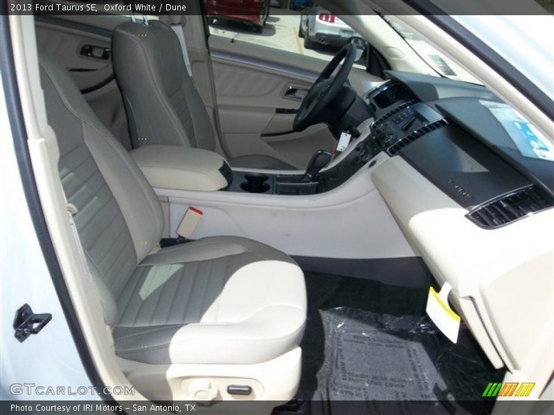 Oxford White / Dune 2013 Ford Taurus SE