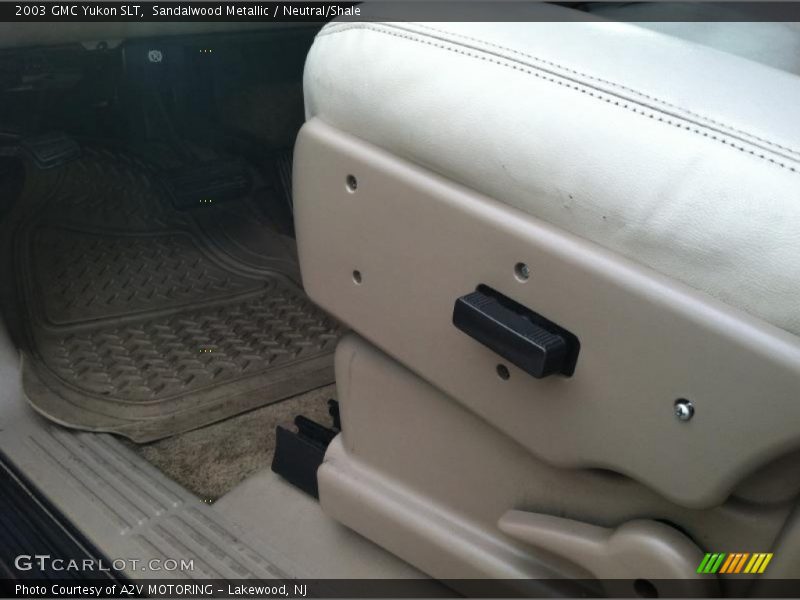 Sandalwood Metallic / Neutral/Shale 2003 GMC Yukon SLT