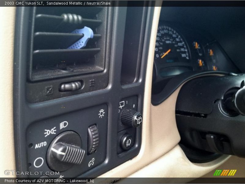 Sandalwood Metallic / Neutral/Shale 2003 GMC Yukon SLT