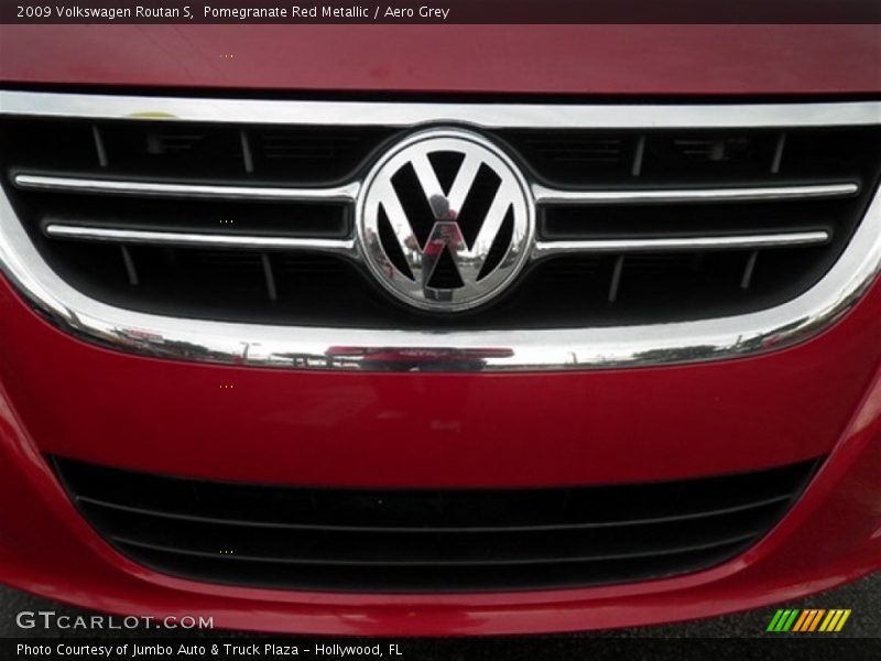 Pomegranate Red Metallic / Aero Grey 2009 Volkswagen Routan S