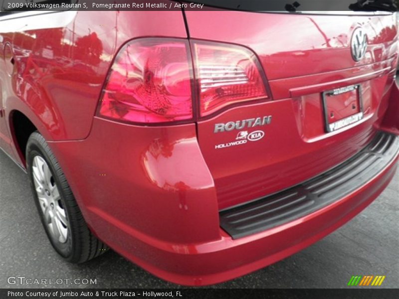 Pomegranate Red Metallic / Aero Grey 2009 Volkswagen Routan S