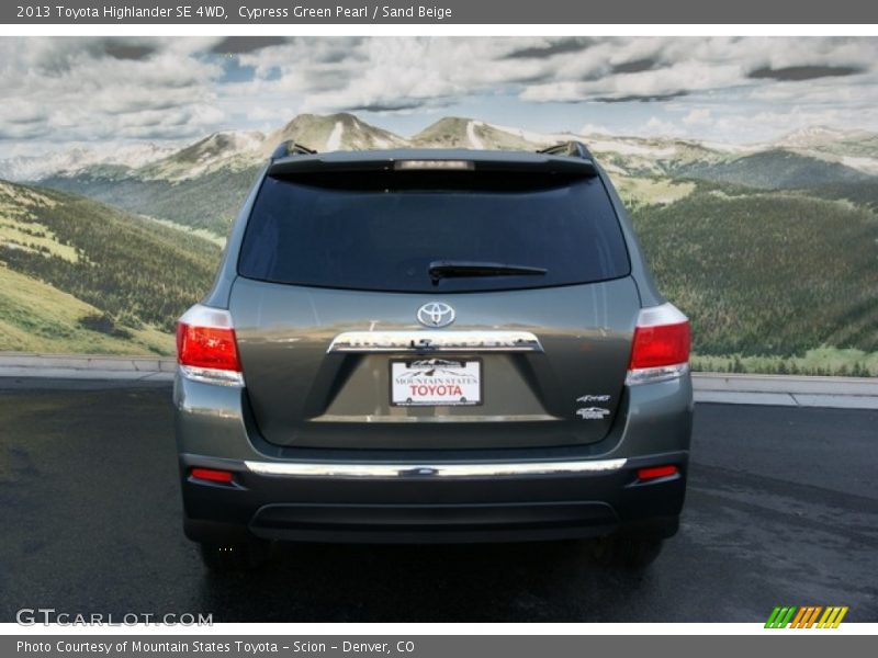 Cypress Green Pearl / Sand Beige 2013 Toyota Highlander SE 4WD