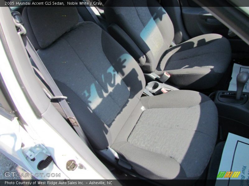 Noble White / Gray 2005 Hyundai Accent GLS Sedan