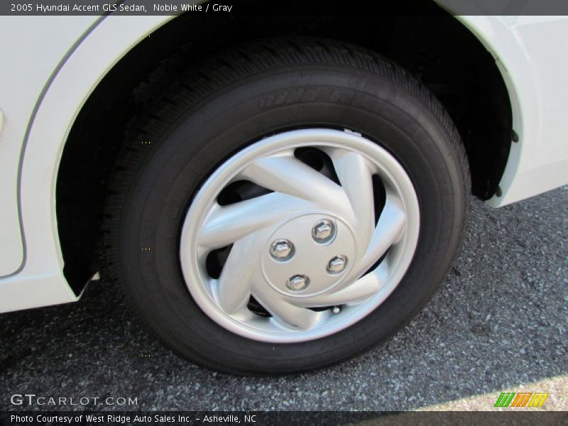 Noble White / Gray 2005 Hyundai Accent GLS Sedan