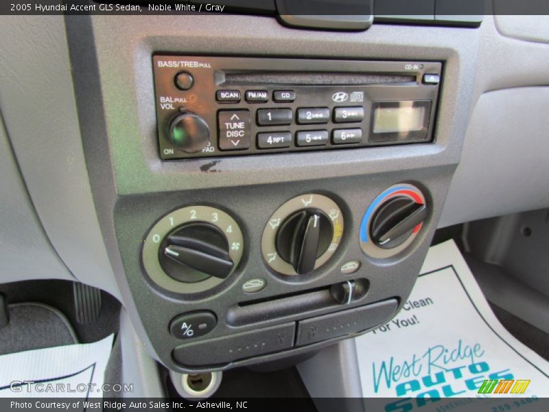 Noble White / Gray 2005 Hyundai Accent GLS Sedan
