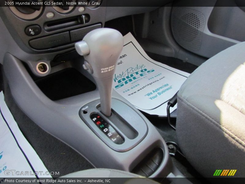 Noble White / Gray 2005 Hyundai Accent GLS Sedan