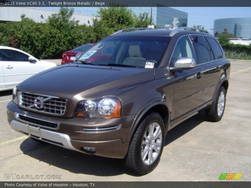 Front 3/4 View of 2013 XC90 3.2
