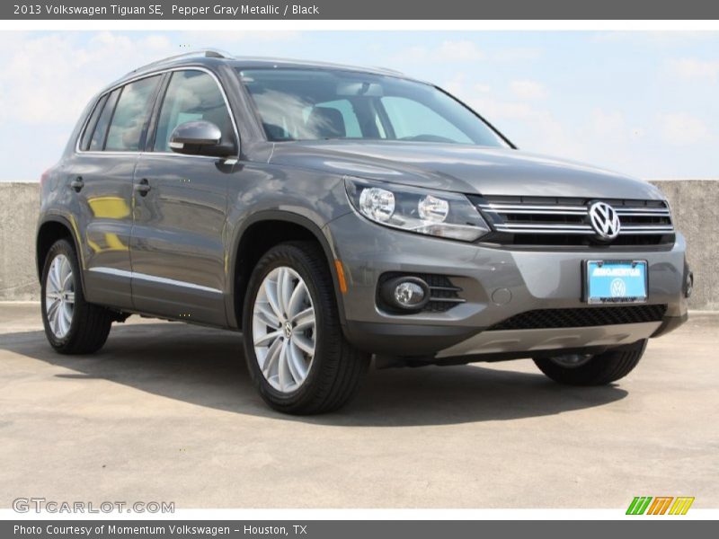 Pepper Gray Metallic / Black 2013 Volkswagen Tiguan SE