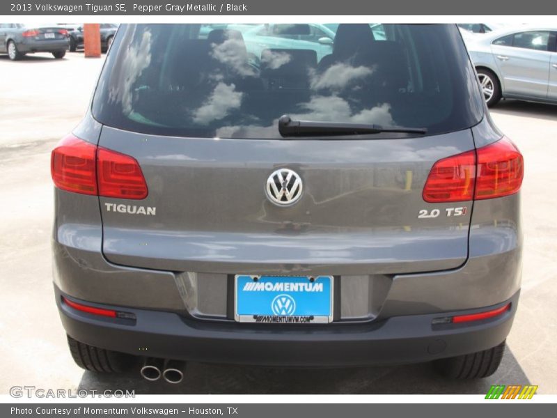 Pepper Gray Metallic / Black 2013 Volkswagen Tiguan SE